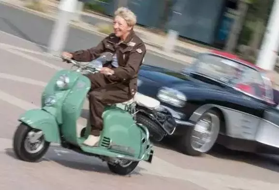 80歲奶奶開車游遍58個國家:這樣的人生真的很酷