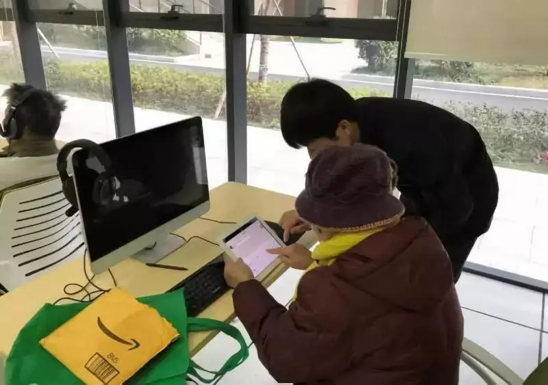 一批90後住進養老院,「酒店標間」月租300,條件只是陪陪這批孤獨的老人...