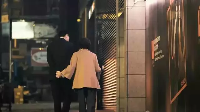 一批90後住進養老院,「酒店標間」月租300,條件只是陪陪這批孤獨的老人...