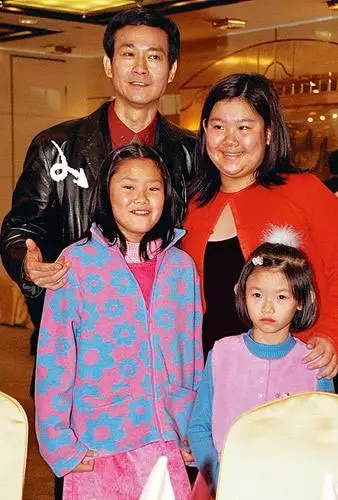 同父不同命的星二代:鄭少秋認不出親女兒,李連杰離婚將女兒寄養