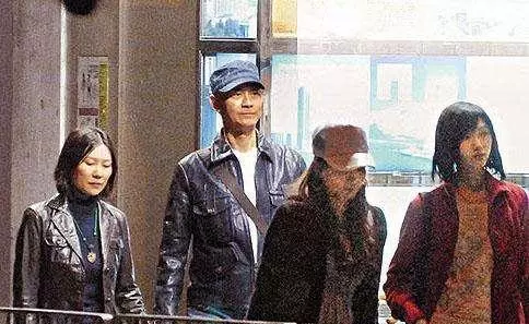 同父不同命的星二代:鄭少秋認不出親女兒,李連杰離婚將女兒寄養