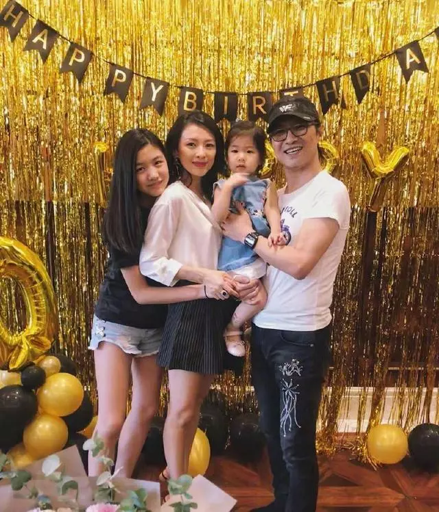 同父不同命的星二代:鄭少秋認不出親女兒,李連杰離婚將女兒寄養