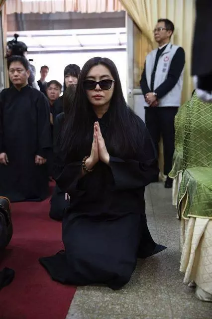 52歲王祖賢退圈15年罕見現身佛寺晚宴獻唱,保養極好依舊清新脫俗