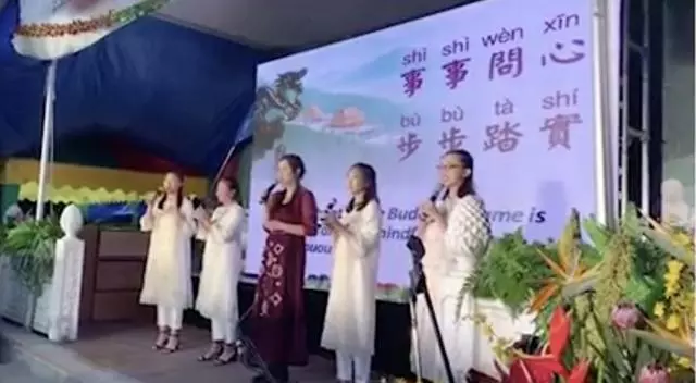 52歲王祖賢退圈15年罕見現身佛寺晚宴獻唱,保養極好依舊清新脫俗