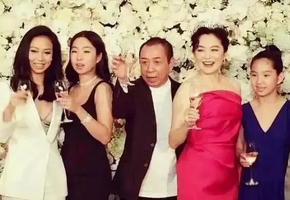 林青霞自曝豪門生活,三個菲傭為其梳妝,花園太大會累到氣喘