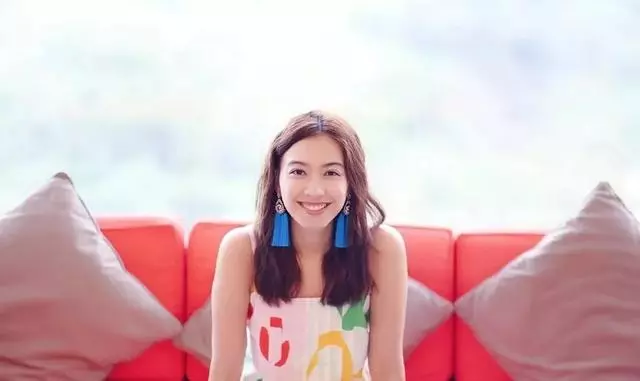 富家女出身,學霸女博士,愛情事業雙豐收,她才是港姐中的贏家