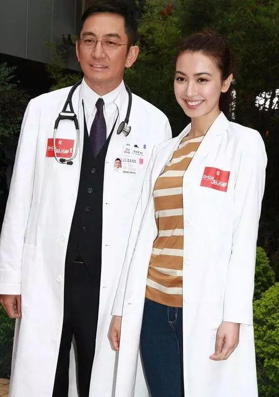 富家女出身,學霸女博士,愛情事業雙豐收,她才是港姐中的贏家