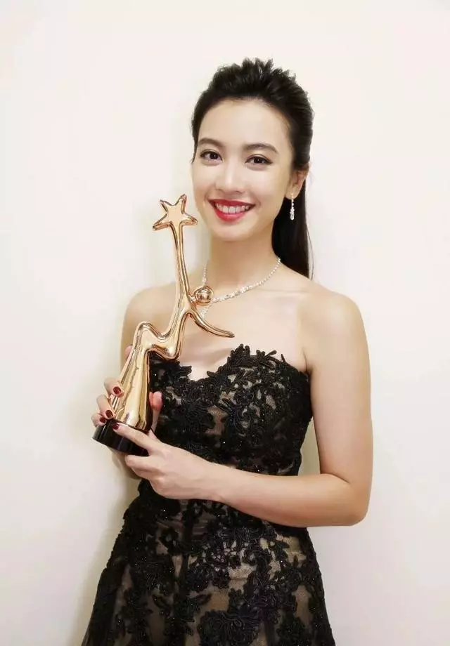 富家女出身,學霸女博士,愛情事業雙豐收,她才是港姐中的贏家