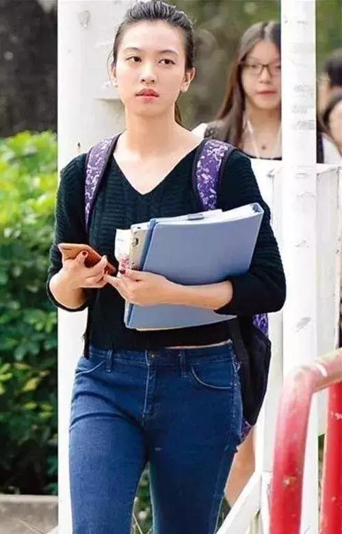 富家女出身,學霸女博士,愛情事業雙豐收,她才是港姐中的贏家