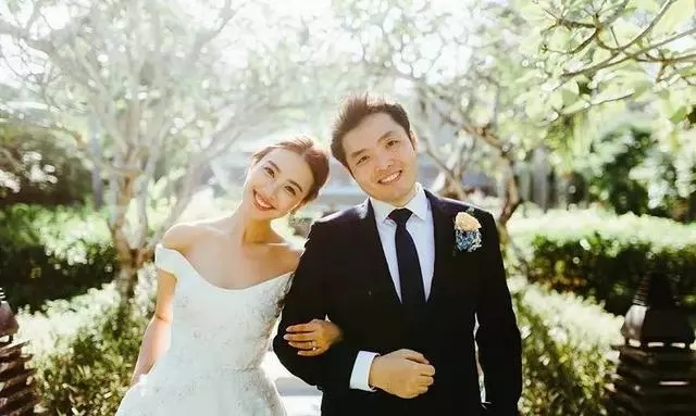 富家女出身,學霸女博士,愛情事業雙豐收,她才是港姐中的贏家