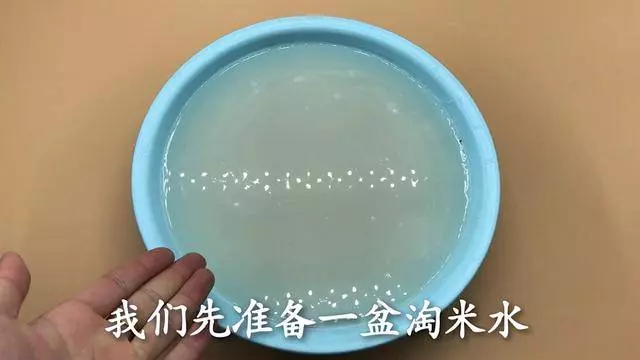 清水拖地等於白拖,教你一個秘招,地板乾淨不沾灰,一看就能學會 !