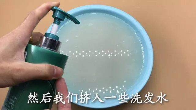 清水拖地等於白拖,教你一個秘招,地板乾淨不沾灰,一看就能學會 !