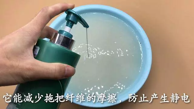 清水拖地等於白拖,教你一個秘招,地板乾淨不沾灰,一看就能學會 !