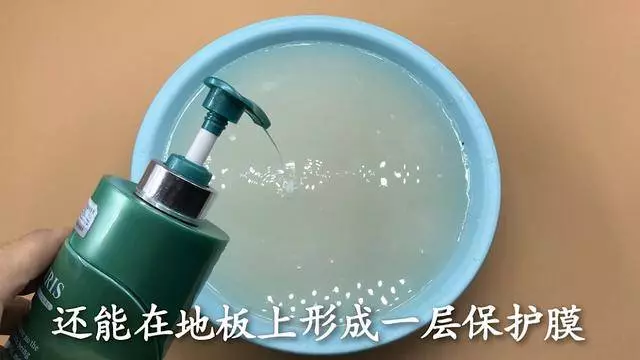 清水拖地等於白拖,教你一個秘招,地板乾淨不沾灰,一看就能學會 !