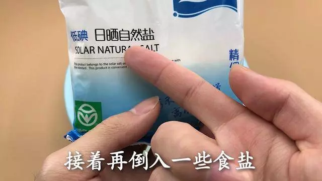 清水拖地等於白拖,教你一個秘招,地板乾淨不沾灰,一看就能學會 !