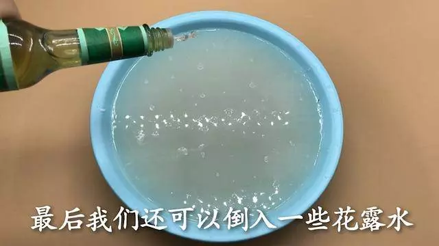 清水拖地等於白拖,教你一個秘招,地板乾淨不沾灰,一看就能學會 !