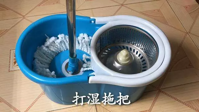 清水拖地等於白拖,教你一個秘招,地板乾淨不沾灰,一看就能學會 !