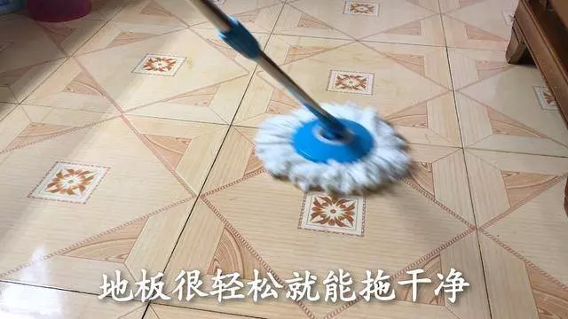 清水拖地等於白拖,教你一個秘招,地板乾淨不沾灰,一看就能學會 !