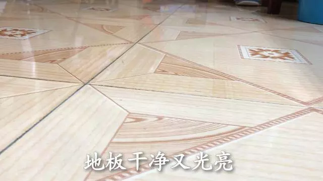 清水拖地等於白拖,教你一個秘招,地板乾淨不沾灰,一看就能學會 !
