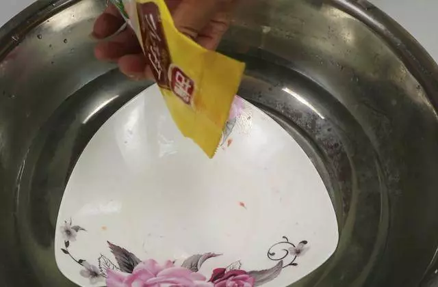 清水拖地等於白拖,教你一個秘招,地板乾淨不沾灰,一看就能學會 !