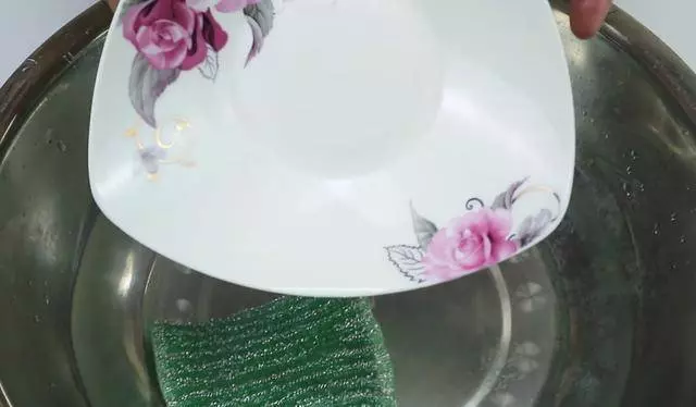 清水拖地等於白拖,教你一個秘招,地板乾淨不沾灰,一看就能學會 !
