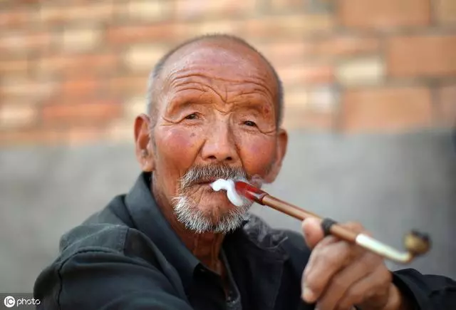 身上老人味重了,建議少吃3種食物,做好4件事,減輕氣味又健康