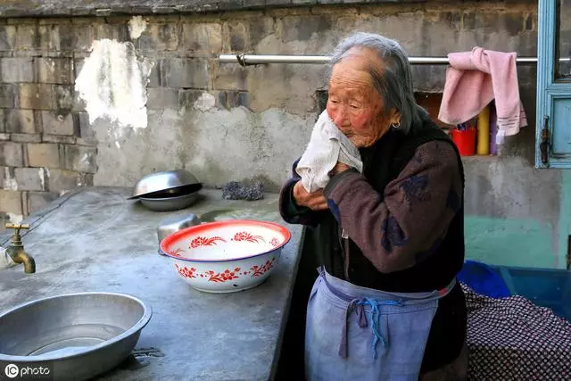 身上老人味重了,建議少吃3種食物,做好4件事,減輕氣味又健康