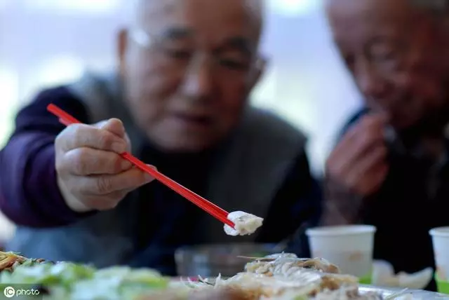 身上老人味重了,建議少吃3種食物,做好4件事,減輕氣味又健康