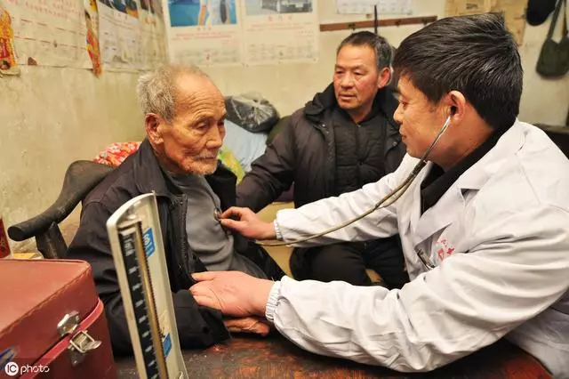 身上老人味重了,建議少吃3種食物,做好4件事,減輕氣味又健康