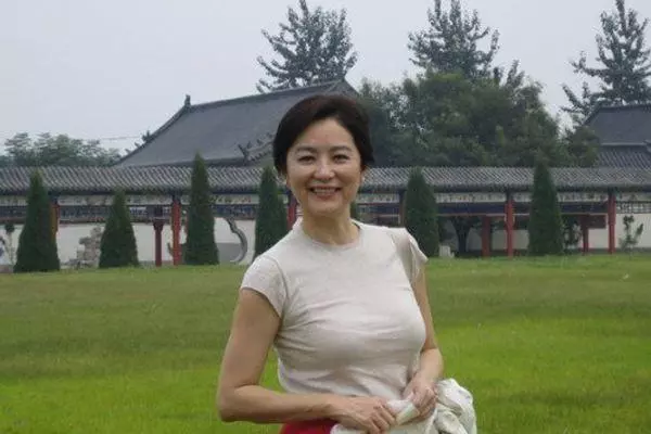 林青霞自曝豪門生活「被3傭人隨身伺候」,60歲生日「老公送57坪獨立公寓」一覽維多利亞港!