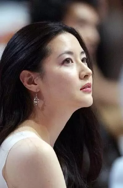 《大長今》李英愛21歲嫩照曝光!五官深邃「神似李嘉欣」美顏驚人,「從小美到大」48歲超凍齡!