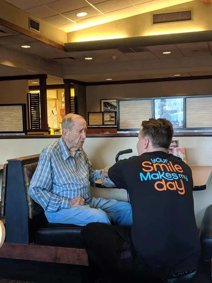 91歲老翁聽不見!店員「跪著幫他講解菜單」全程陪吃飯,客人見狀「決定偷偷送暖」感動全網~~