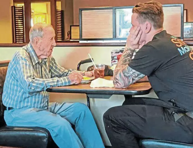 91歲老翁聽不見!店員「跪著幫他講解菜單」全程陪吃飯,客人見狀「決定偷偷送暖」感動全網~~