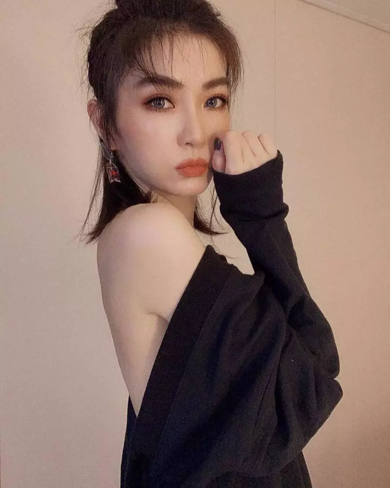 臉蛋再進化!謝金燕時尚長裙「開出史上最高衩」美腿超白嫩,戴上眼鏡後「一秒變成謝忻」!