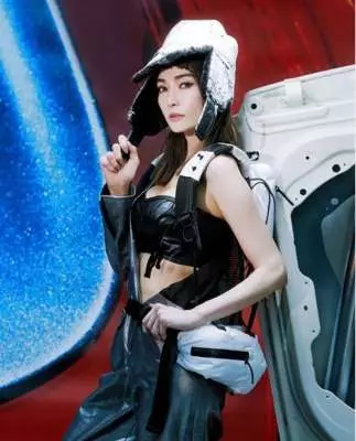 臉蛋再進化!謝金燕時尚長裙「開出史上最高衩」美腿超白嫩,戴上眼鏡後「一秒變成謝忻」!