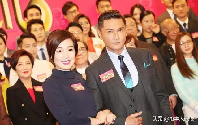 「凍齡男神」關禮傑一家四口現身,畫面很溫馨,兩個女兒顏值超高