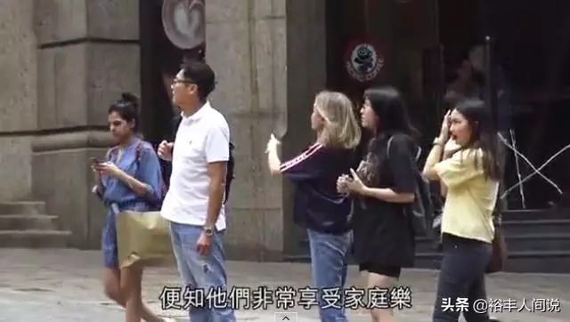 「凍齡男神」關禮傑一家四口現身,畫面很溫馨,兩個女兒顏值超高