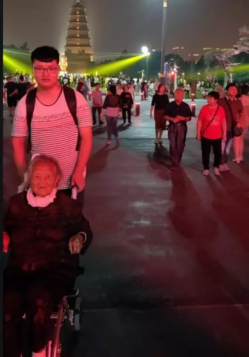 外面好好玩! 26歲孫子推97歲奶奶旅遊:「你陪我長大,我陪你變老」