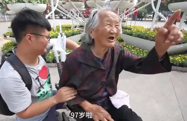 外面好好玩! 26歲孫子推97歲奶奶旅遊:「你陪我長大,我陪你變老」