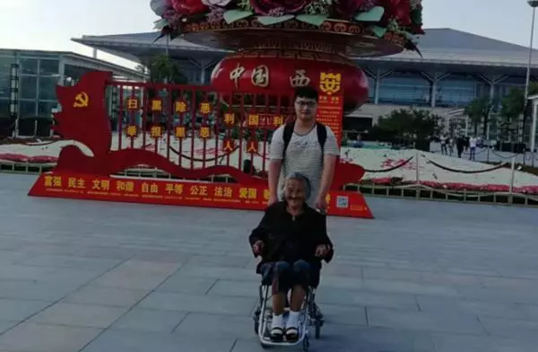 外面好好玩! 26歲孫子推97歲奶奶旅遊:「你陪我長大,我陪你變老」
