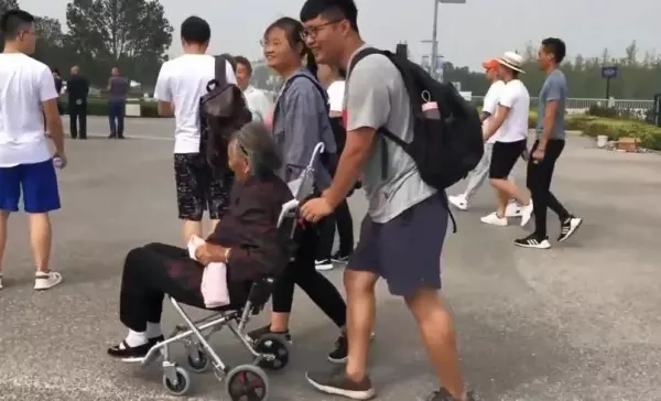外面好好玩! 26歲孫子推97歲奶奶旅遊:「你陪我長大,我陪你變老」