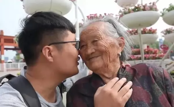外面好好玩! 26歲孫子推97歲奶奶旅遊:「你陪我長大,我陪你變老」