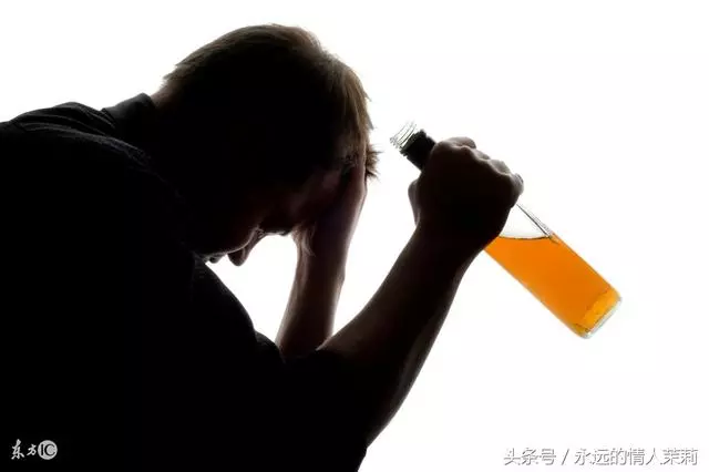 離婚兩年,在菜市場偶遇前妻和兒子,看到她的穿著,我愣住了!