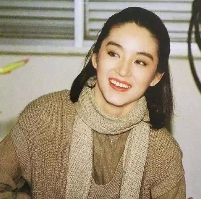 64歲林青霞豪門生活曝光,光私人菲傭就三個?可惜顏值沒被遺傳啊