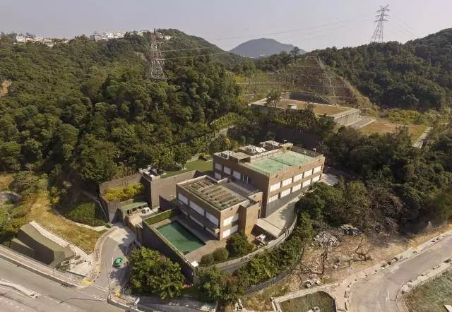 64歲林青霞豪門生活曝光,光私人菲傭就三個?可惜顏值沒被遺傳啊