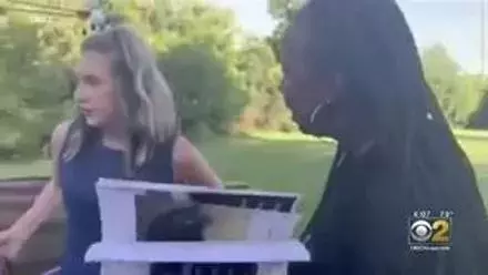 走失的狗狗被人領走,當女子想要回它時,對方的態度讓她崩潰