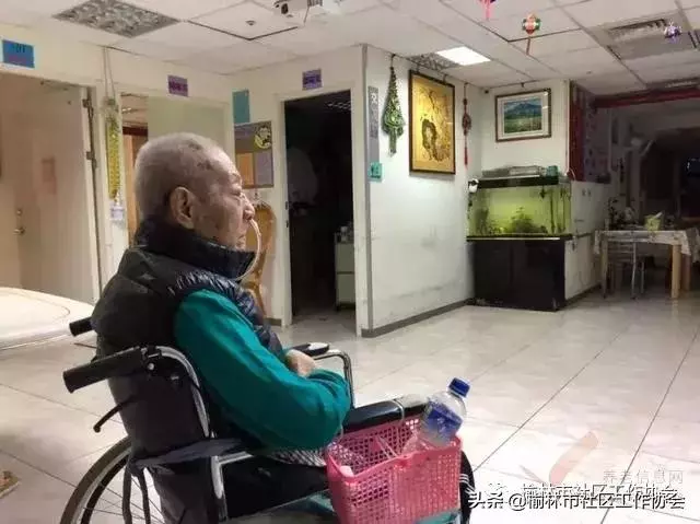 每個痴呆老人身後,都有一群精疲力盡的家人