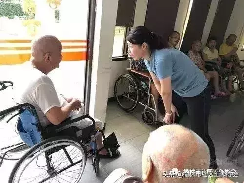 每個痴呆老人身後,都有一群精疲力盡的家人