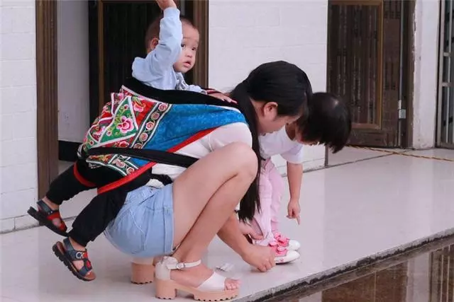 妻子一人帶倆娃,站著吃飯不敢出聲,丈夫:帶孩子能有多累?