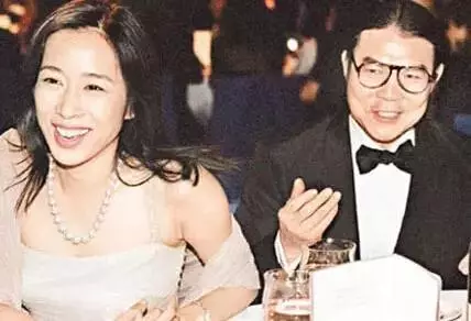 郭晶晶獲婆婆30萬名表,全城都酸了,她婆婆兩嫁豪門才更讓人羨慕